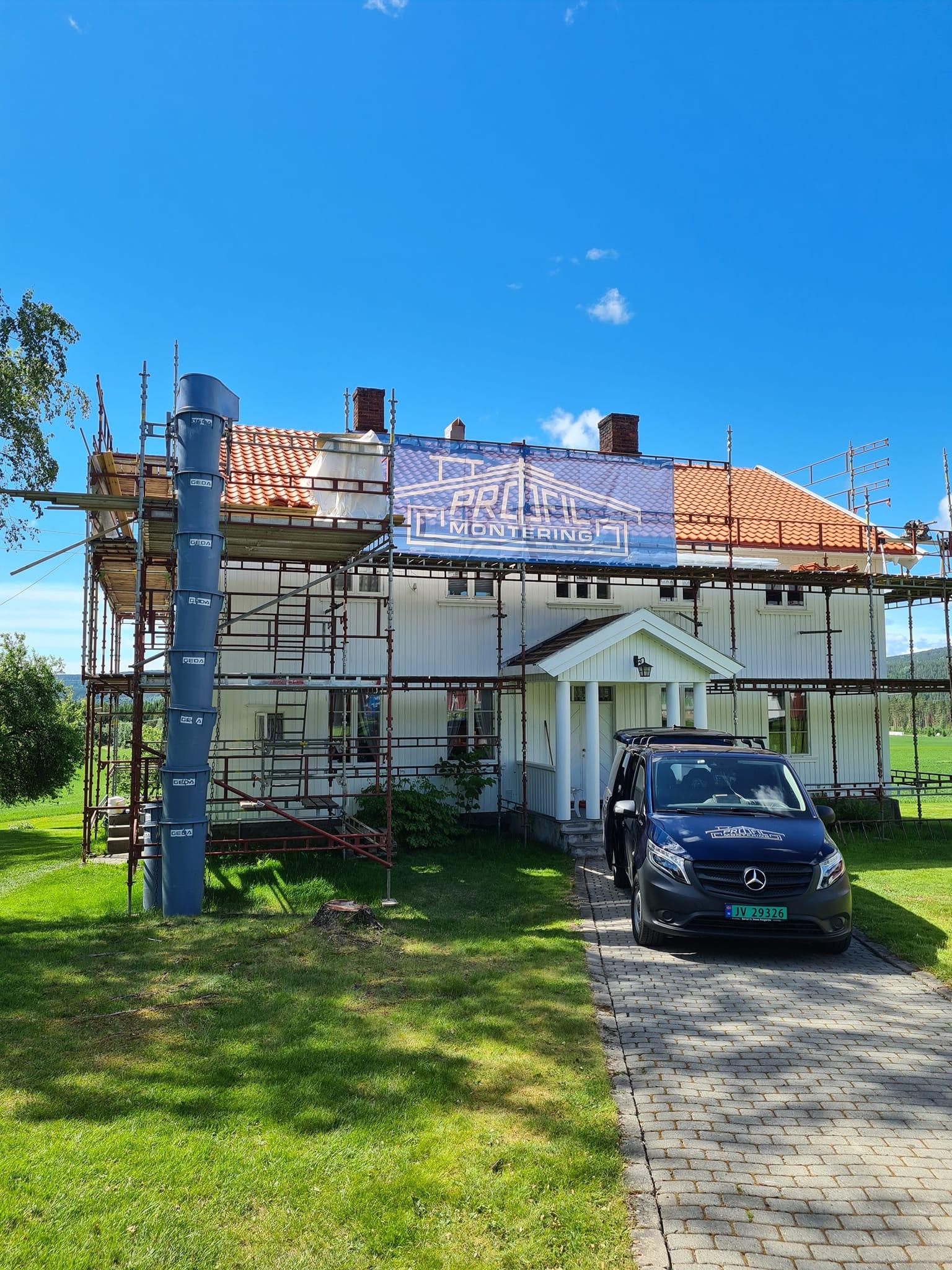 Hus pakket inn i stillas fra Profil-Montering